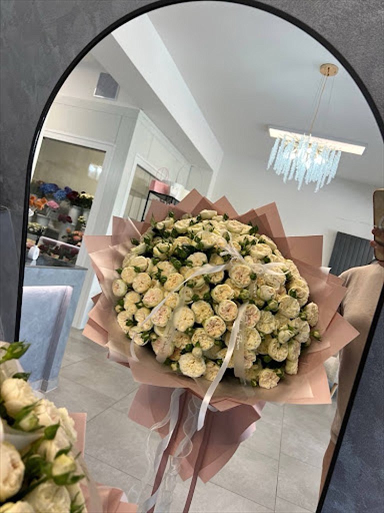 Kytice krémových keříčkových růží v prodejně Midyanka Flowers