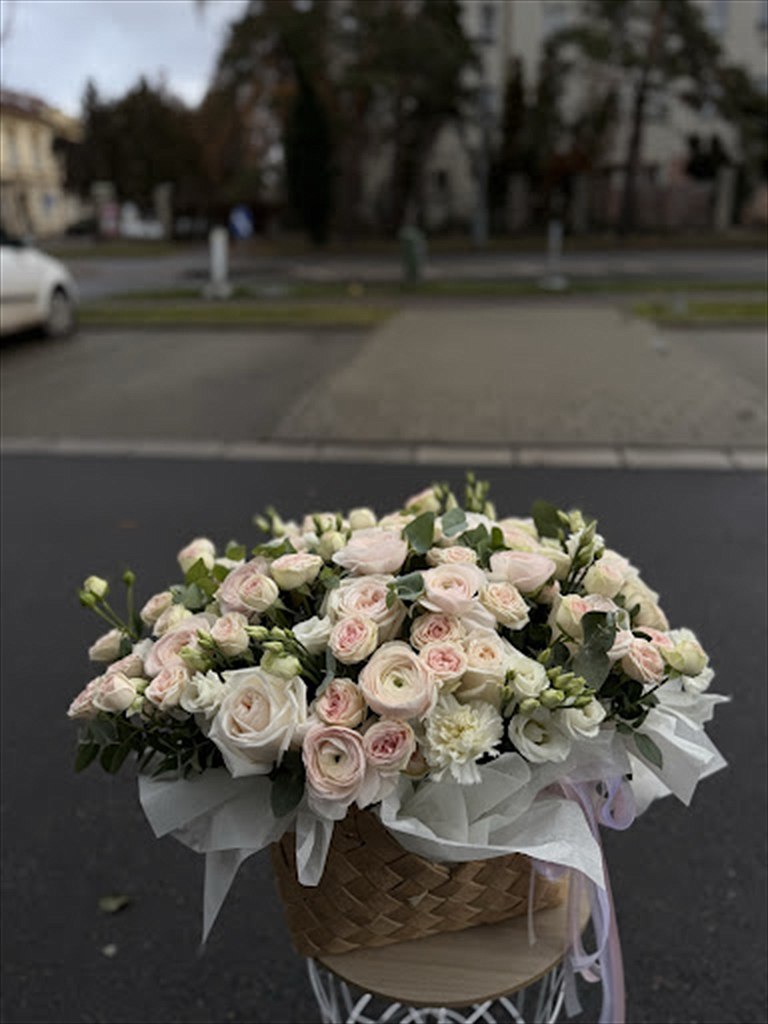 Květinový koš s pudrovými růžemi